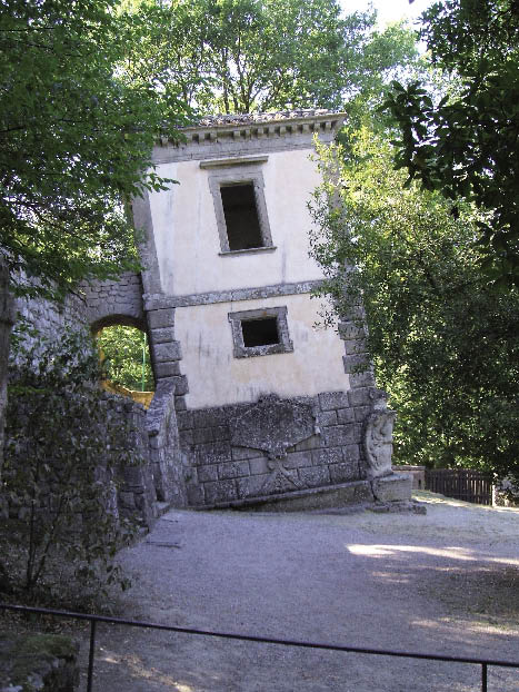 Casa pendente al Parco dei mostri di Bomarzo esploriamo il Viterbese