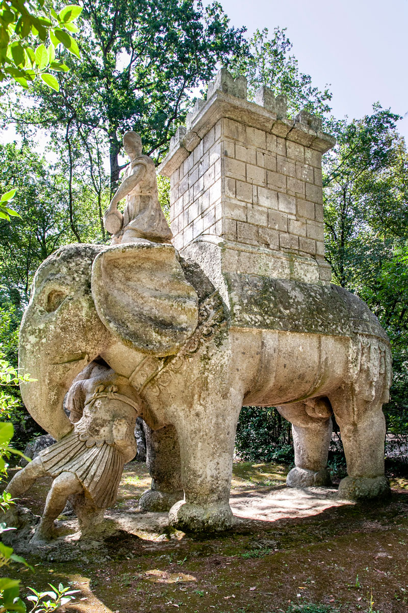 Elefante scultura al parco dei mostri di Bomarzo