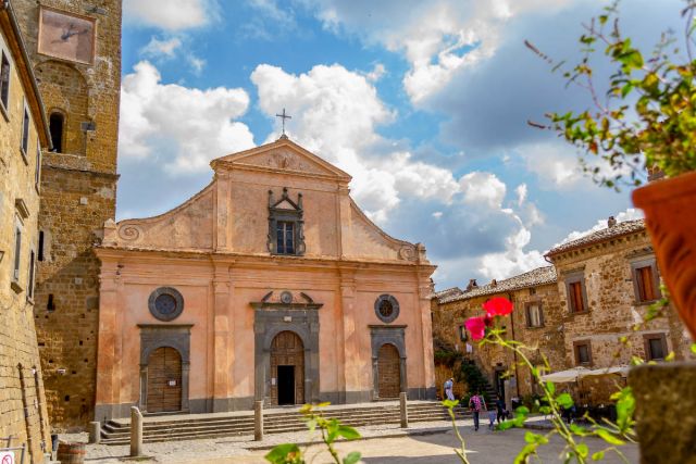 piazza e chiesa San Donato a Civita di Bagnoregio esploriamo il viterbese