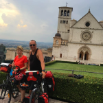 Una coppia di cicloturisti belgi in arrivo ad Assisi